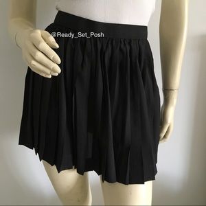 🔴 Ali & Kris black pleated mini skirt size Medium